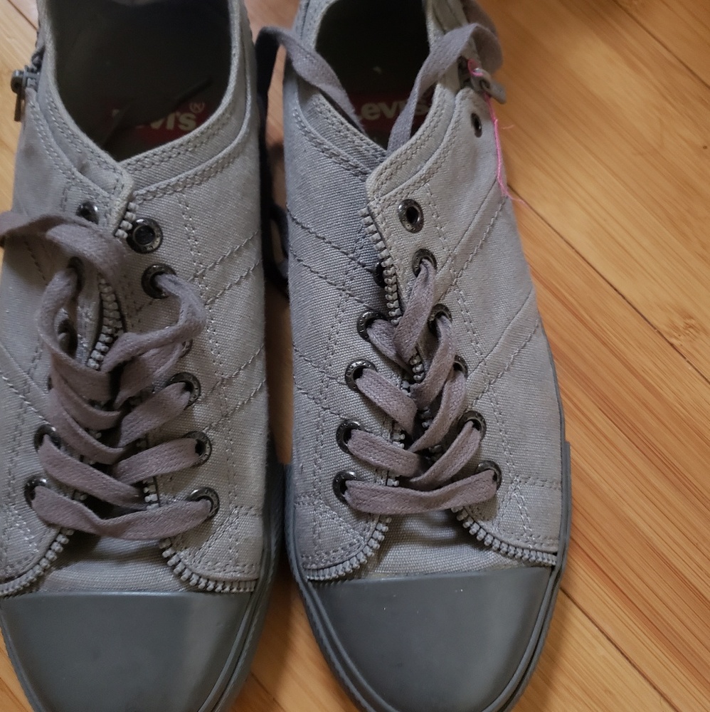 Preowned Light Gray Levis Tennis size 8
